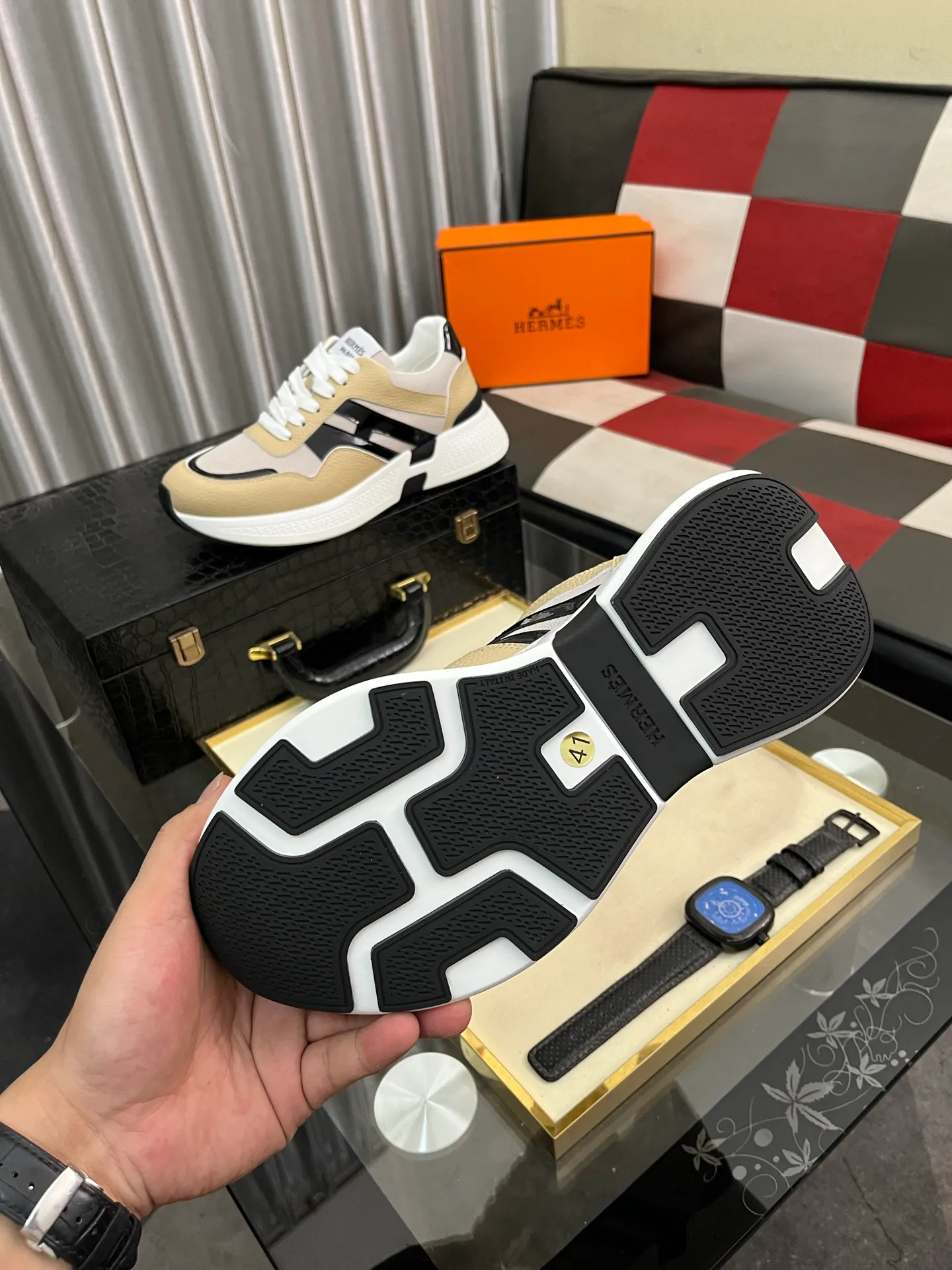 Men's shoes 💰540⌚️⌚️HERMES/Hermès Hugo thick-soled sneakers, casual men's shoes, these sneakers are made of imported first-layer cowhide leather and breathable mesh design. The contrasting color design creates a dynamic and modern shape. The front end of the toe is decorated with natural-color rubber inlays, which is novel and fashionable. The texture is incomparable, with cowhide lining and cowhide foot pads, the upper foot is comfortable and breathable, and the rubber sole is decorated with geometric patterns and iconic "H" details. A very personal one! Size: 38-44